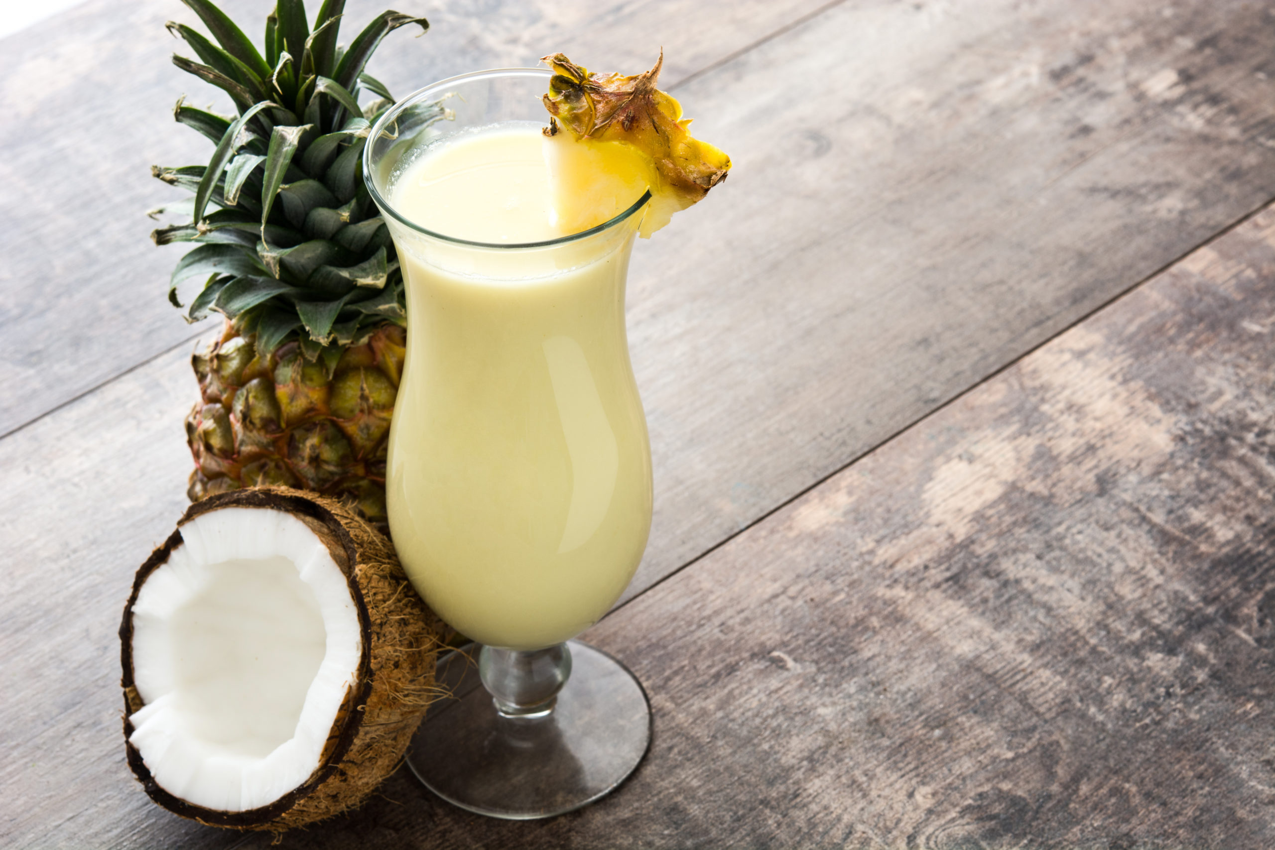 Готовый коктейль вылейте в бокал, украсьте стручками ванили и кружочком ананаса. Впрочем, украшать можно на свой вкус, например, отлично подойдет кокосовая стружка.